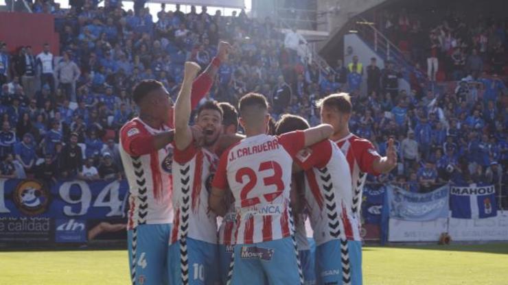 Os lucenses celebran o gol da vitoria fronte ao Oviedo. 