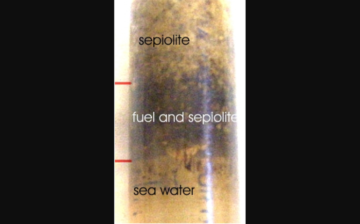 Experimento de laboratorio con fuel do 'Prestige' e cobertura de sepiolita. Os trazos vermellos indican a posición inicial da mostra de combustible 