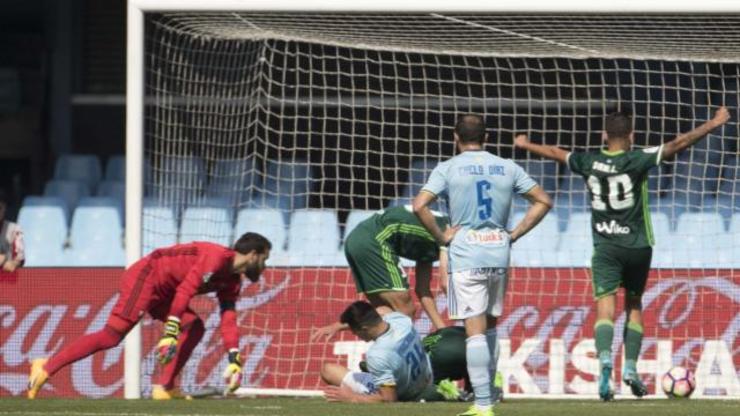 Os béticos celebran o gol con Sergio Álvarez e Roncaglia no chan. 