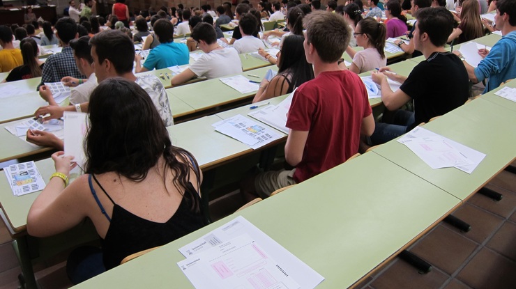 Estudantes realizan un exame