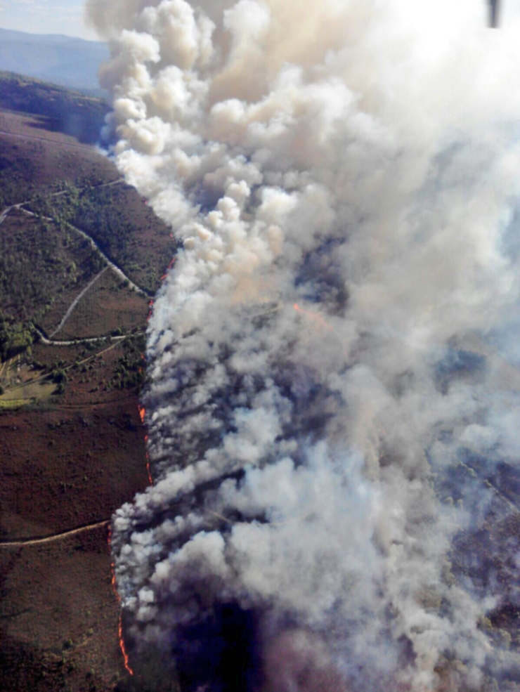 O lume dende o aire no incendio do Incio 