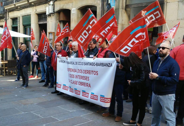 Concentración de CCOO diante da patronal