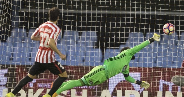 A estirada de Sergio Álvarez non pode evitar o gol de Raúl García. 