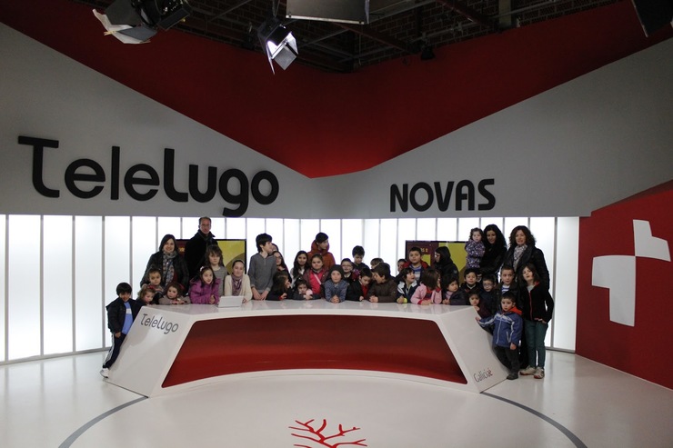 Un grupo de nenos visitando os estudos de TeleLugo / Ceipdemuimenta.blogspot.com