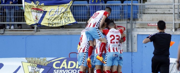 Os xogadores lucenses celebran o gol de Djaló. 