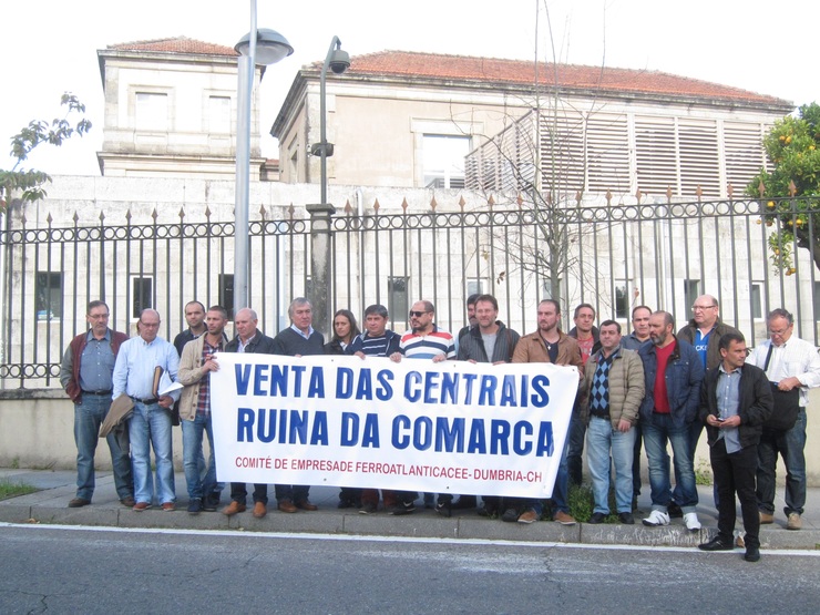 Traballadores de Ferroatlántica concéntranse ante a Xunta 