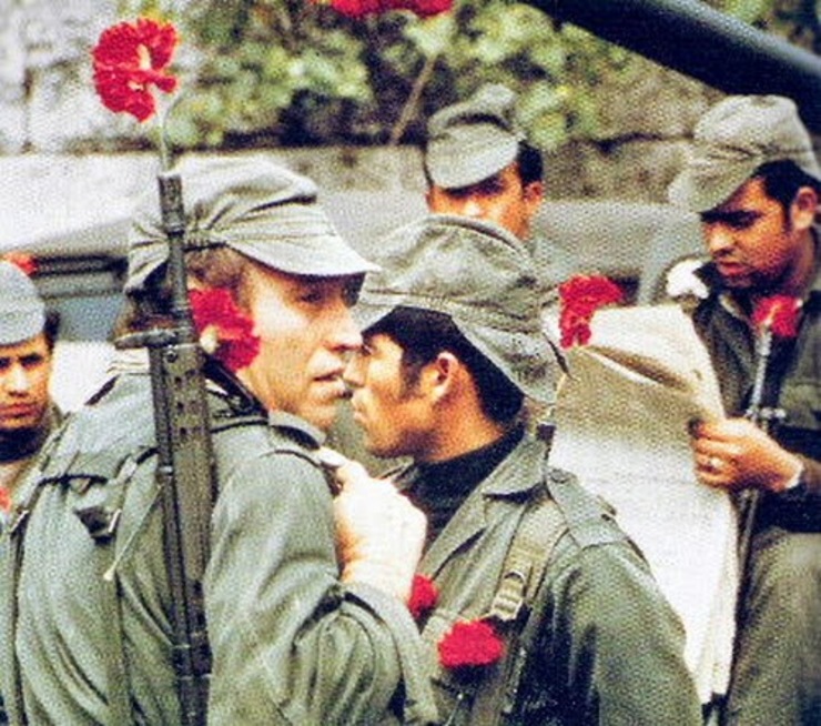 Militares durante a Revoluçao dos Cravos, en Portugal, iniciada co Grândola Vila Morena, de José Afonso