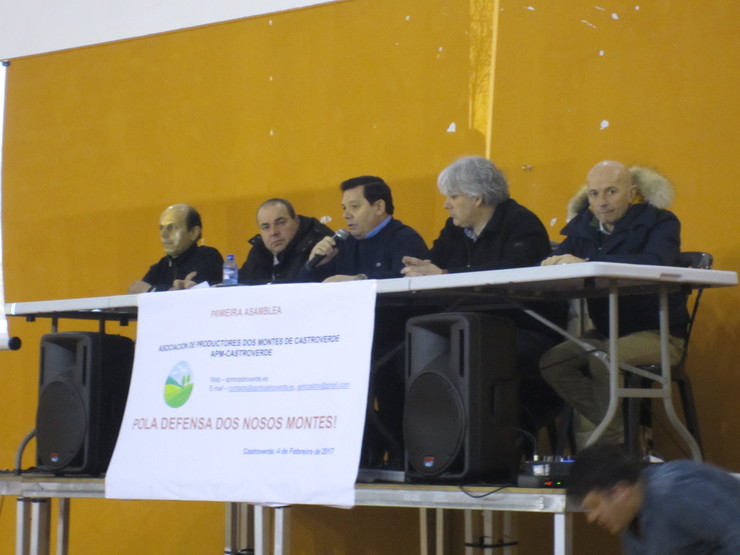 José Manuel Reguera (centro), presidente da Asociación de Produtores de Montes de Castroverde, e Manuel Marey (segundo pola dereita), nunha asemblea do colectivo