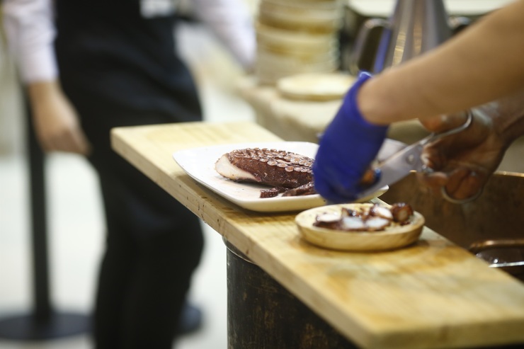 Caseta de Galicia en Fitur en Madrid, tapa de polbo, gastronomía