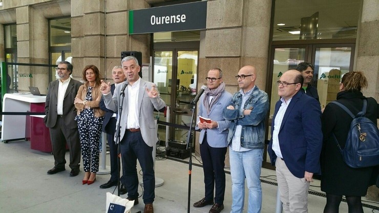 Acto no que se liberan libros de Casares na estación de Ourense 