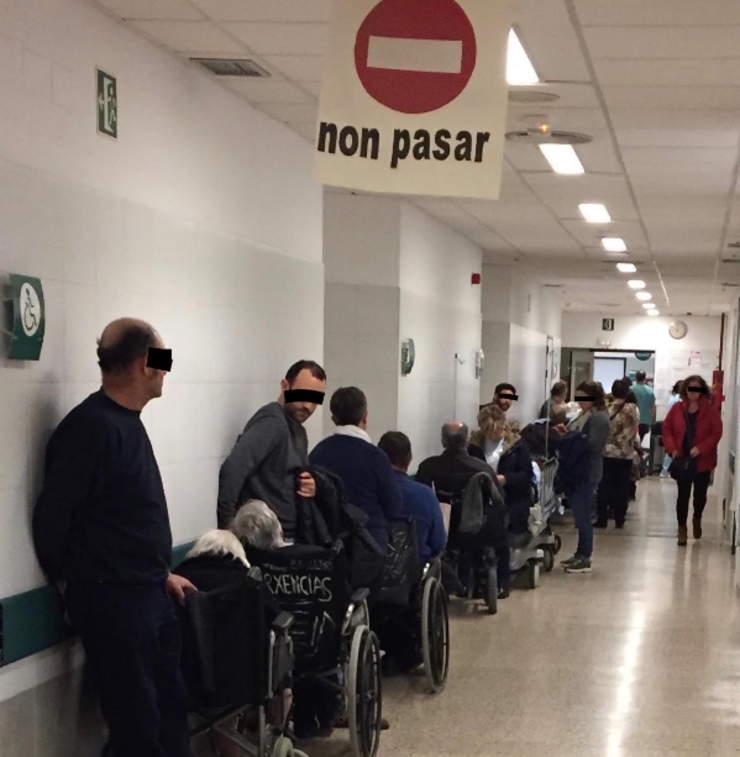 Doentes aparcados en cadeiras e camillas nas corredoiras do CHUS o 31 de xaneiro de 2017 