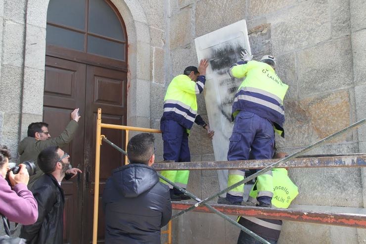 Retirada dun símbolo franquista na igrexa parroquial de Lalín a instancias do cura párroco / Concello de Lalín