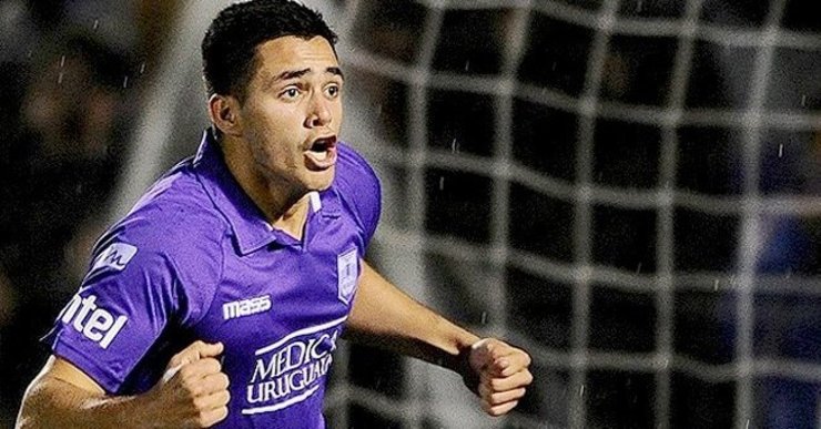 Maxi Gómez, nova fichaxe celeste, celebra un gol co Defensor Sporting. 