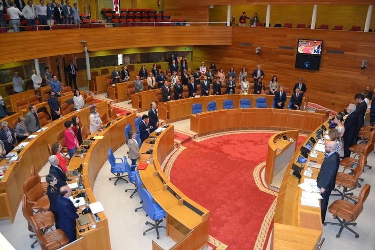 Minuto de silencio no Parlamento de Galicia polo atentado en Manchester. / Europa Press