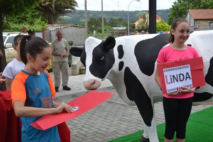 Nenos abrindo o sobre cos nomes das vacas de fibra de Mazaricos; Linda e Marela 