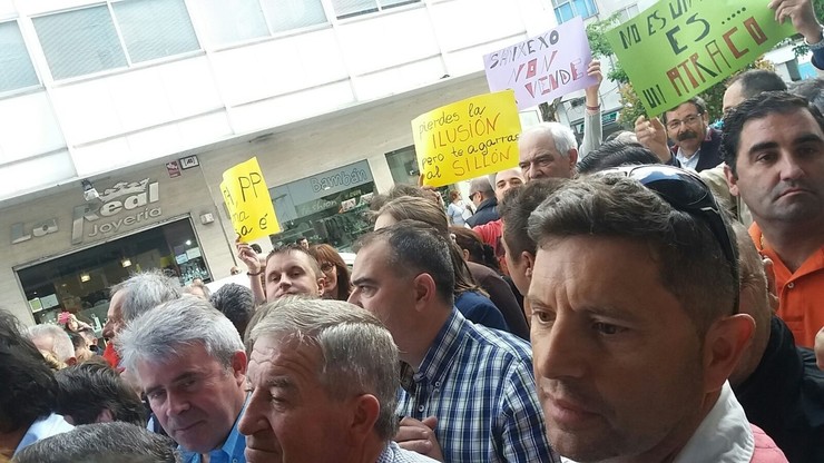 Protestas ás portas do pleno de Sanxenxo (Pontevedra) 