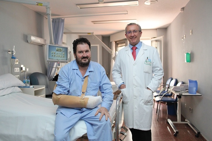 Cirurxiáns de Povisa reimplantan a man a un albanel tras un accidente laboral