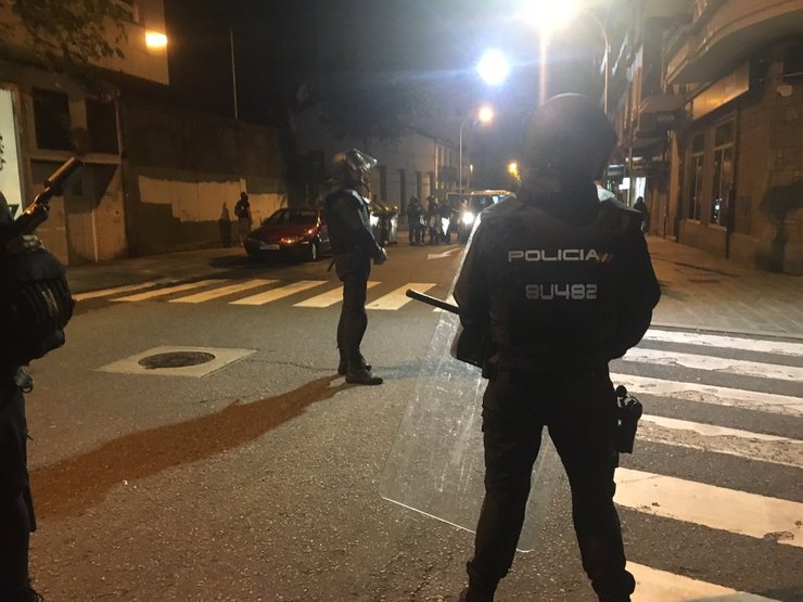 Rúa cortada por antidisturbios durante o desaloxo do Peleteiro 