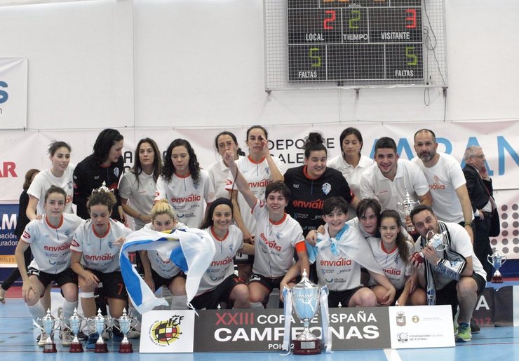 O Ourense Envialia, co trofeo de campioas. 