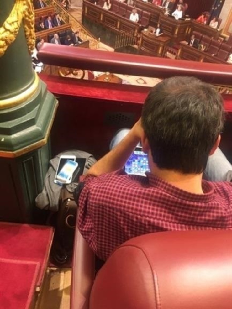 O alcalde da Coruña xoga no seu tableta no Congreso. 
