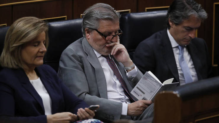Íñigo Méndez de Vigo, ministro de Educación, lendo un libro no Congreso 