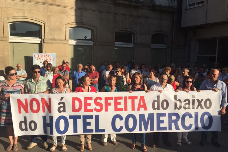 Manifestación contra a reforma no Hotel Comercio 