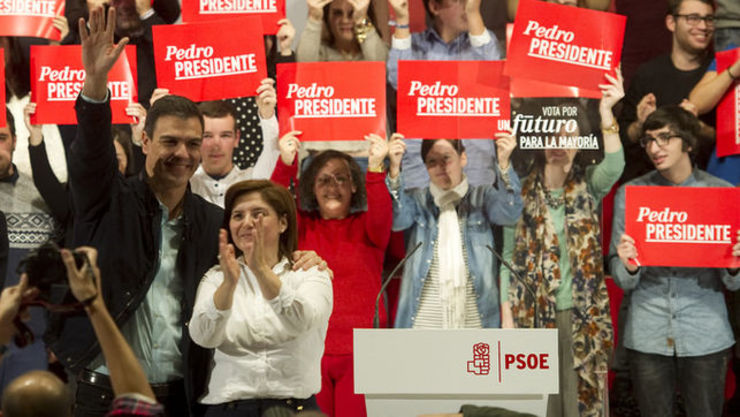 Pedro Sánchez con Pilar Cancela nun mitin do PSdeG 