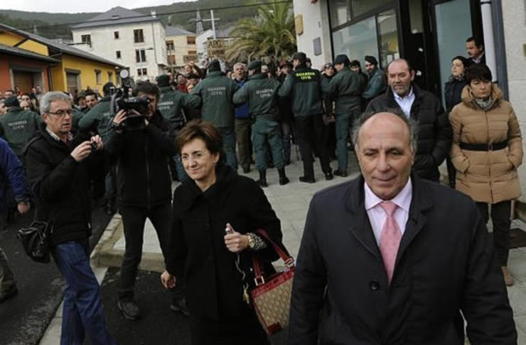 María Jesús Candal á saída dun pleno que a proclamou alcaldesa de Vilamartín logo dunha moción de censura 