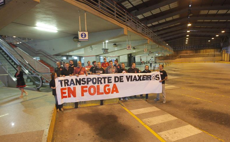 Piquete na deserta estación de autobuses de Santiago durante a folga do transporte 
