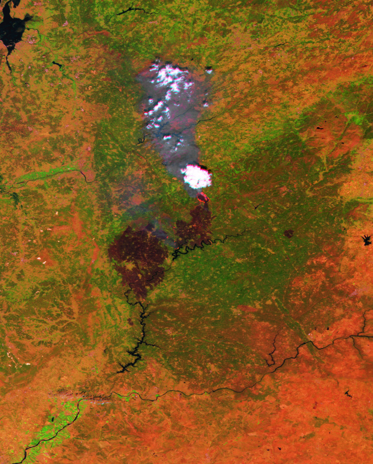 Imaxe enviada polo satélite Proba-V que mostra a superficie queimada, o fume e os focos activos en Pedrógao Grande / ESA.