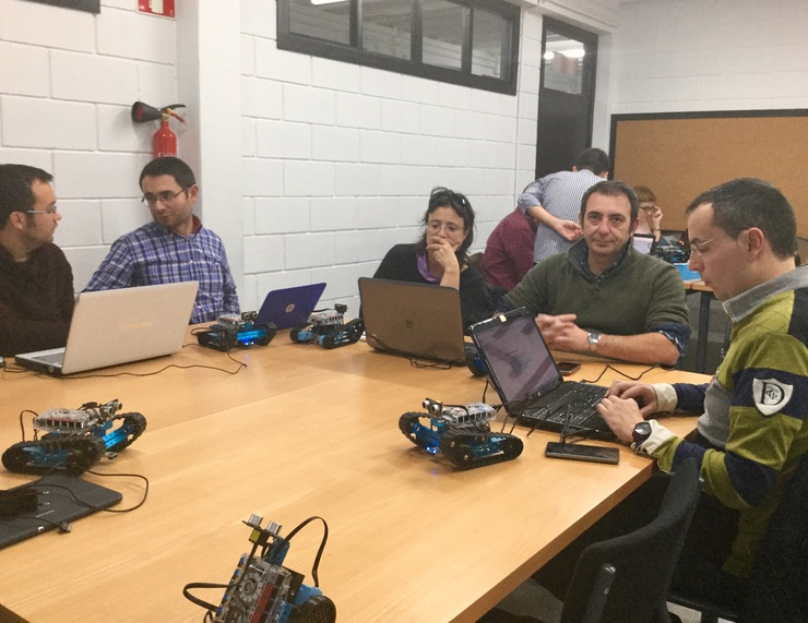 Docentes formándose en Robótica no CAFI, o centro de formación para o profesorado da Xunta /edu.xunta.gal