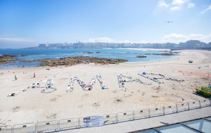 Ron Barceló e Basurama crean 'Amar o mar' co lixo da noite de San Juan 