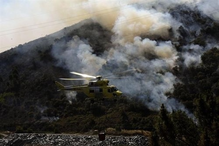 Un helicóptero participa na extinción do incendio de Ou Barco 