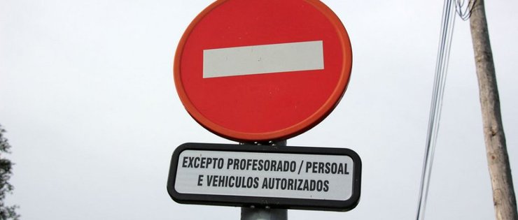 Sinal de tráfico en galego que está en Gondomar desde 1999 /valminor.tv