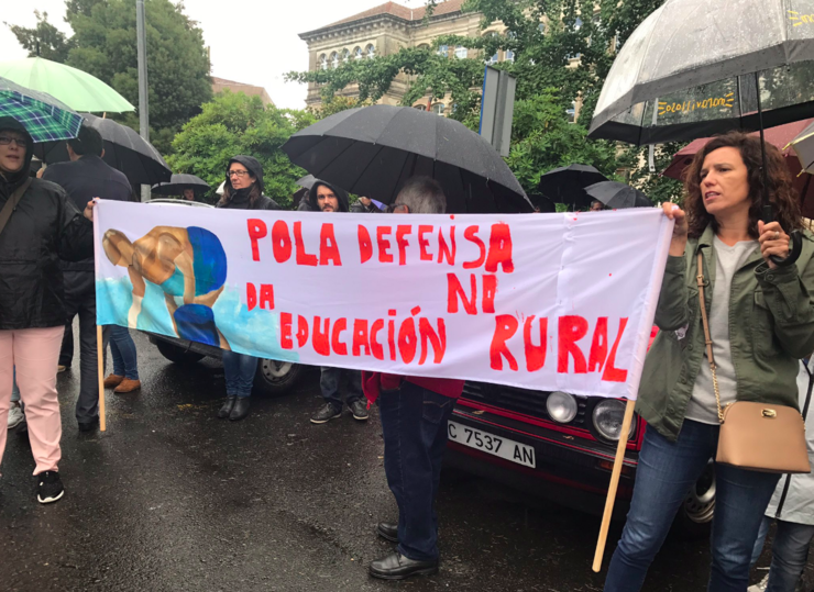 Protesta en Santiago de Compostela contra o peche de centros educativos 