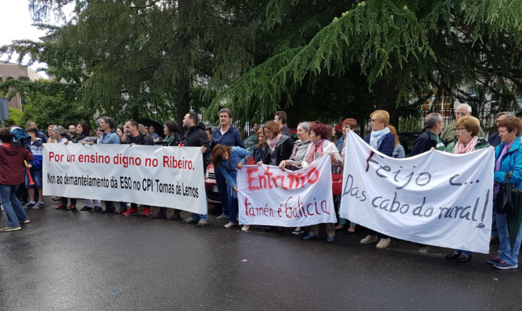 Manifestación en Compostela contra o peche de centros educativos do rural 