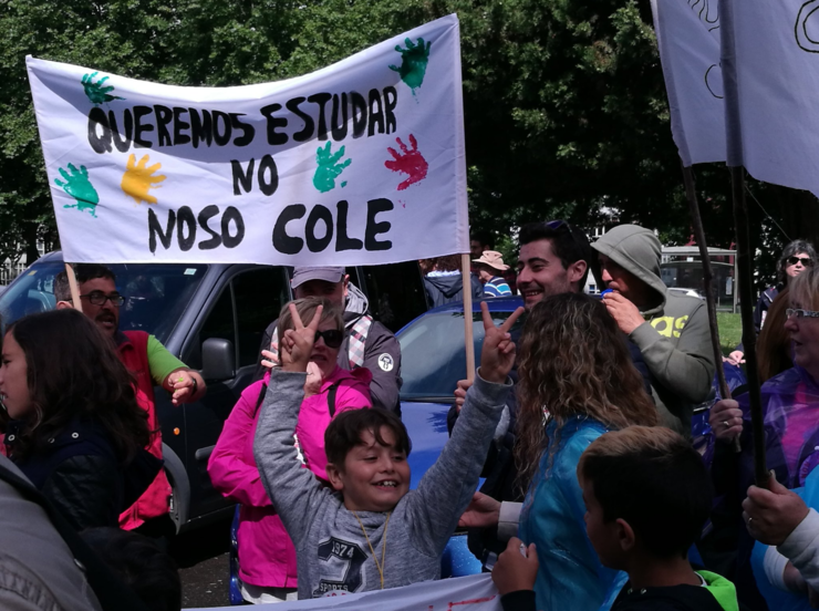 Estudantes, pais, nais e mestres protestaron en Compostela ante a Xunta contra o peche de centros educativos 