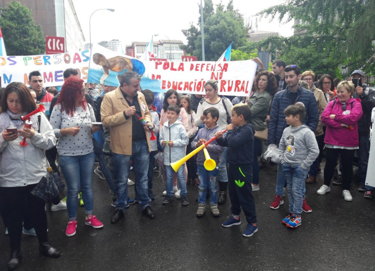 Manifestación en Santiago de Compostela contra o peche de centros educativos do rural 