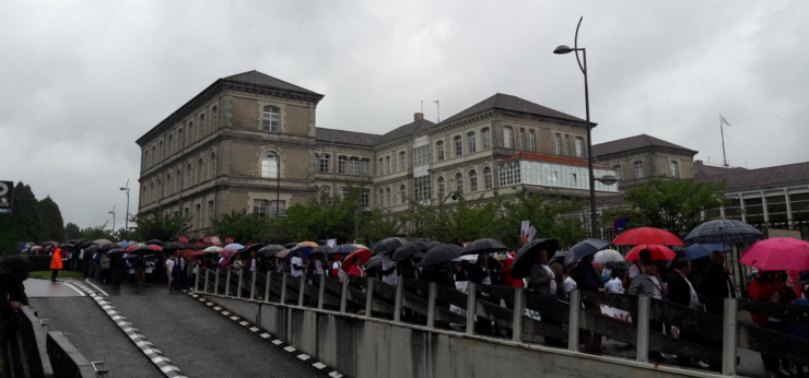 Unha marea de paraugas arrodea a Xunta contra o peche de colexios no rural 