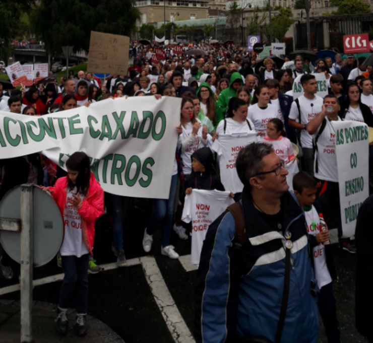 Masiva manifestación en Compostela contra o peche de colexios no rural 