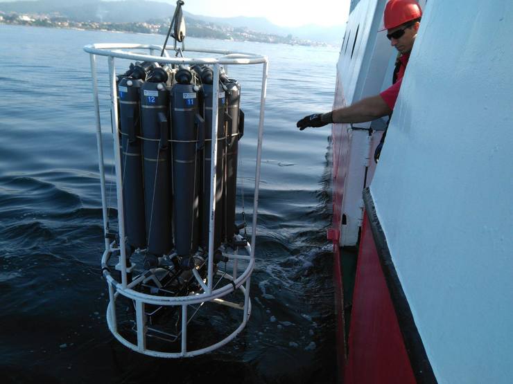 Proxecto i-SMALL: Roseta coas botellas oceanográficas de auga da ría que despois se analizan 
