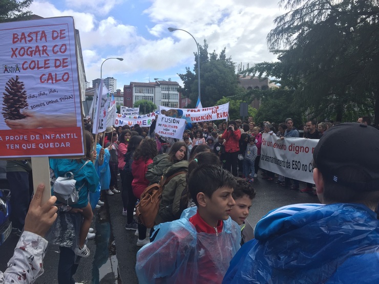 Protesta en Santiago contra o peche de centros 