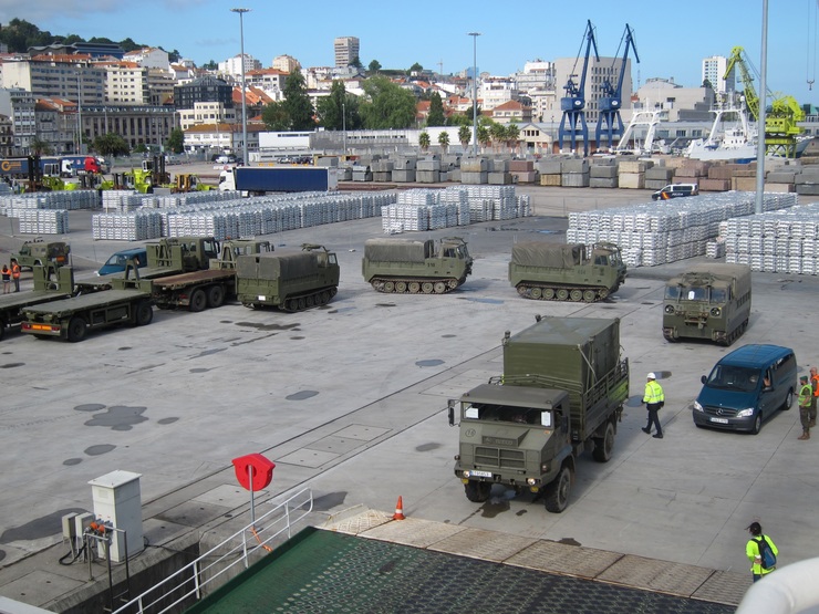 Embarcan en Vigo vehículos militares para unha operación da OTAN.