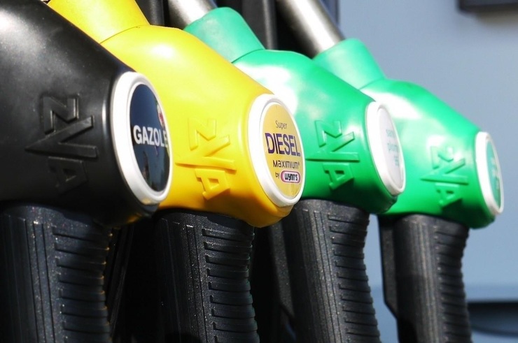 Surtidores de combustible nunha gasolineira 