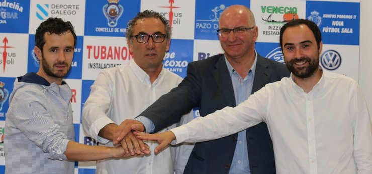 Javi e Severino Barreiro, o alcalde Santiago Freire e o concelleiro Ramón Santos, confirmando o ascenso. 