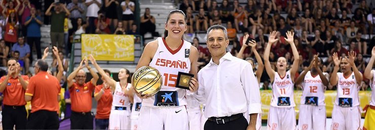 María Araújo recibe o trofeo de MVP do Europeo U20. 