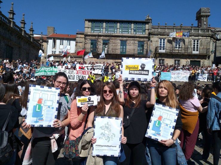 Investigadoras universitarias durante unha manifestación a favor do ensino público