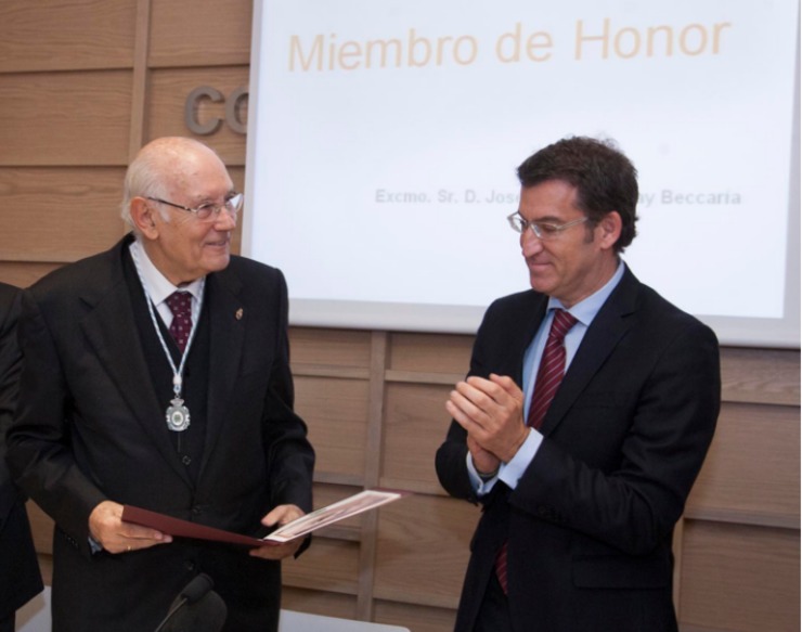 Romay Beccaría recibe unha medalla nunha pasada homenaxe ante Feijóo 