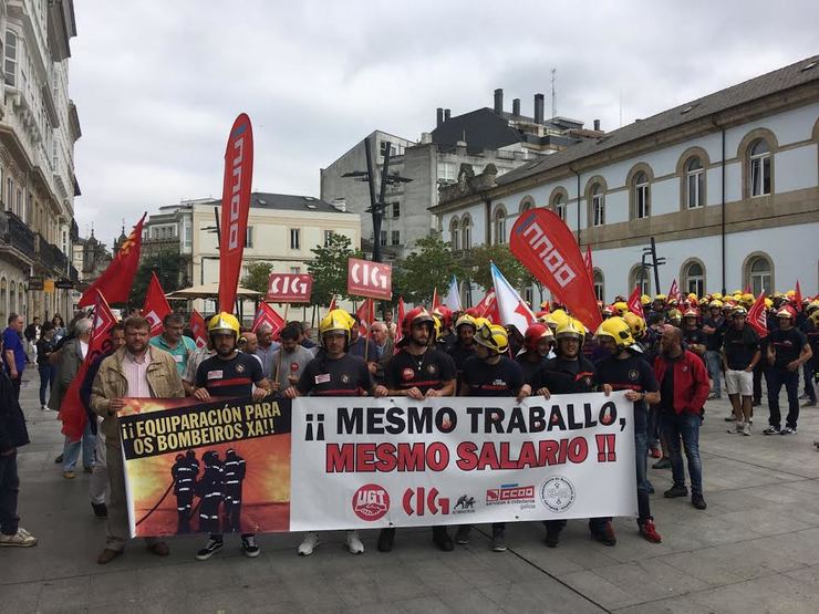Protesta dos bombeiros en Lugo para esixir as mesmas condicións salariais que os seus compañeiros do resto de Galicia