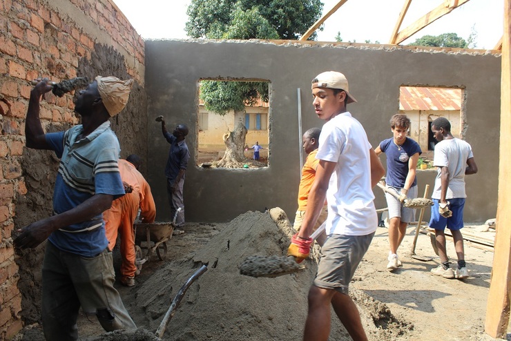 Universitarios galego axudando a construír unha escola en Uganda